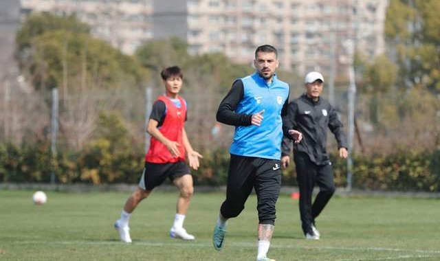 斯坦丘休2天，大连4将连轴转 杨铭锐实力大于名气，控球是陷阱